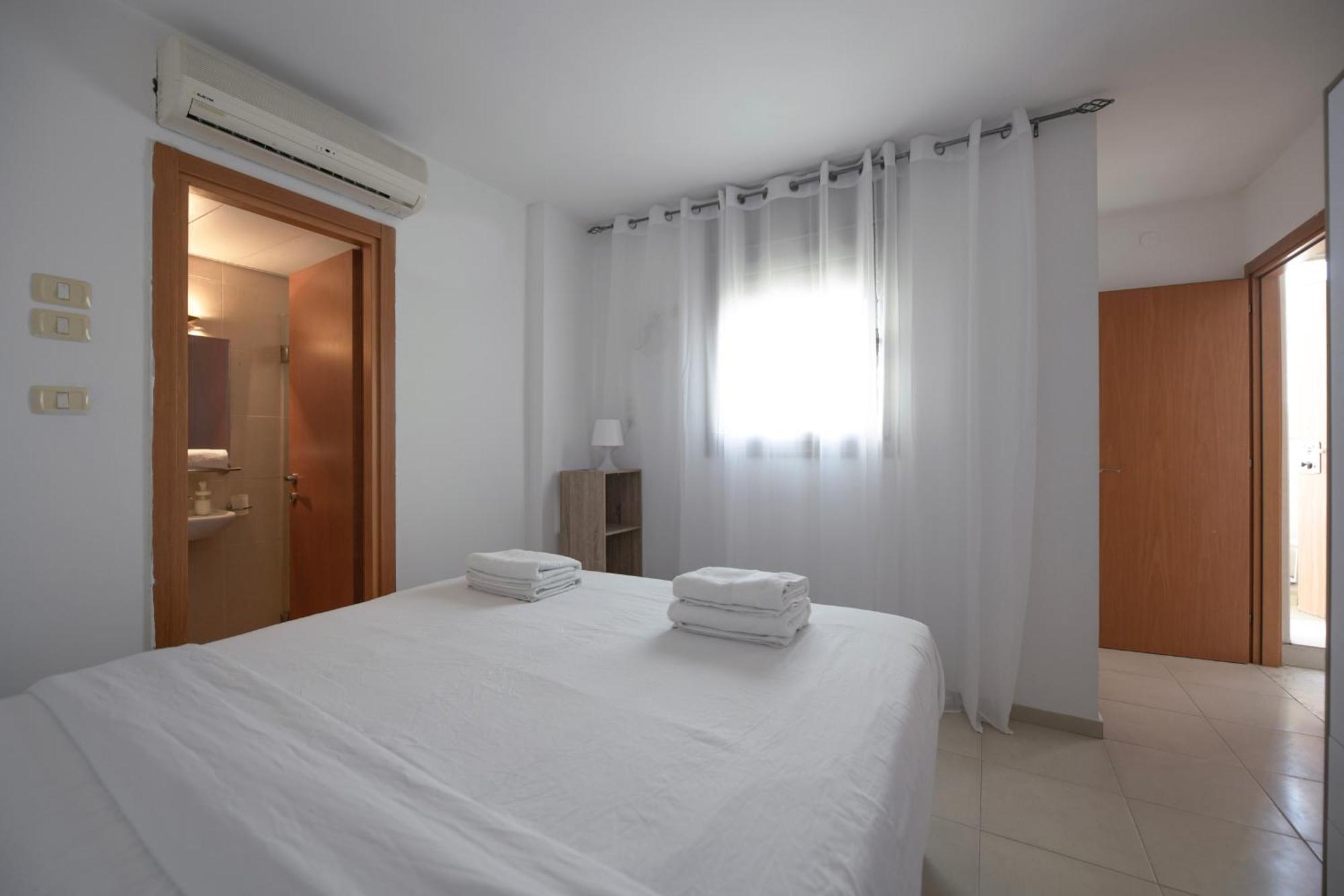 2bd And 2 Bath Duplex On The Hilton With A Shelter Apartment *